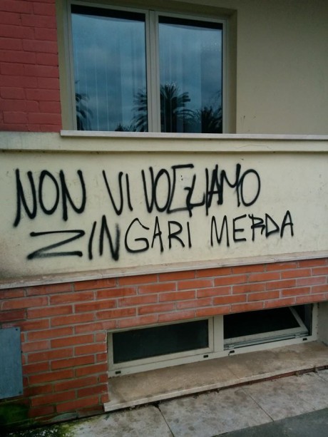 Scritte razziste sul muro della biblioteca