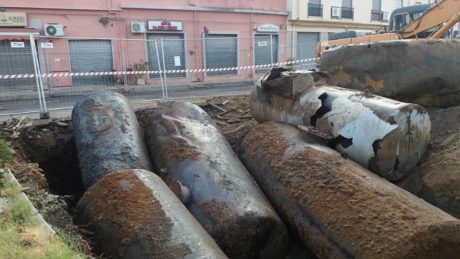 Piazza Battisti, rimozione delle vecchie cisterne ENI 