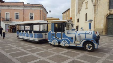 Carnevale, visita guidata ai murales a bordo del trenino