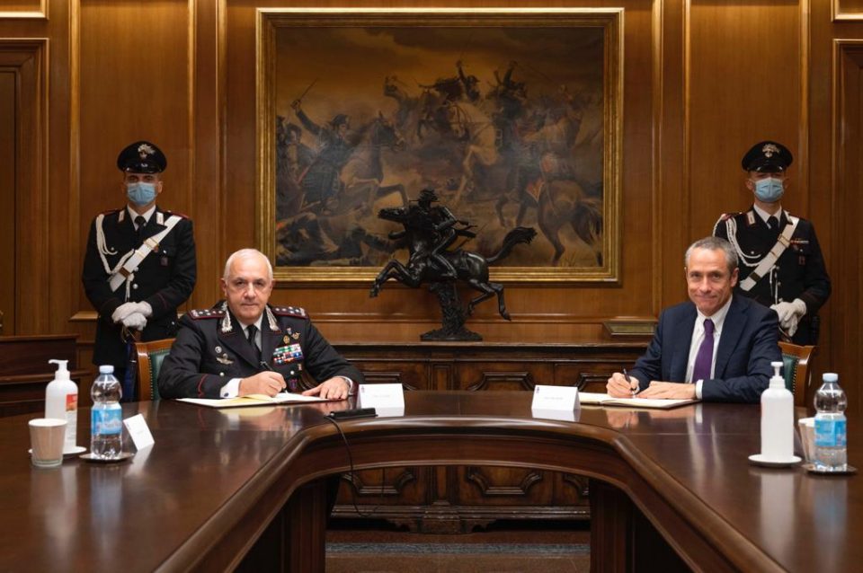 Nella foto il Comandante Generale dei Carabinieri Gen. C.A. Teo Luzi e l’Amministratore Delegato di Poste Italiane Matteo Del Fante.