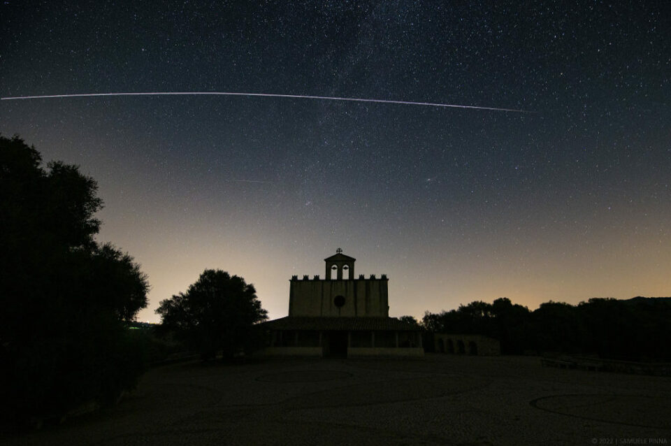 Foto notturna chiesa di San Sisinnio (Crediti: foto Samuele Pinna)