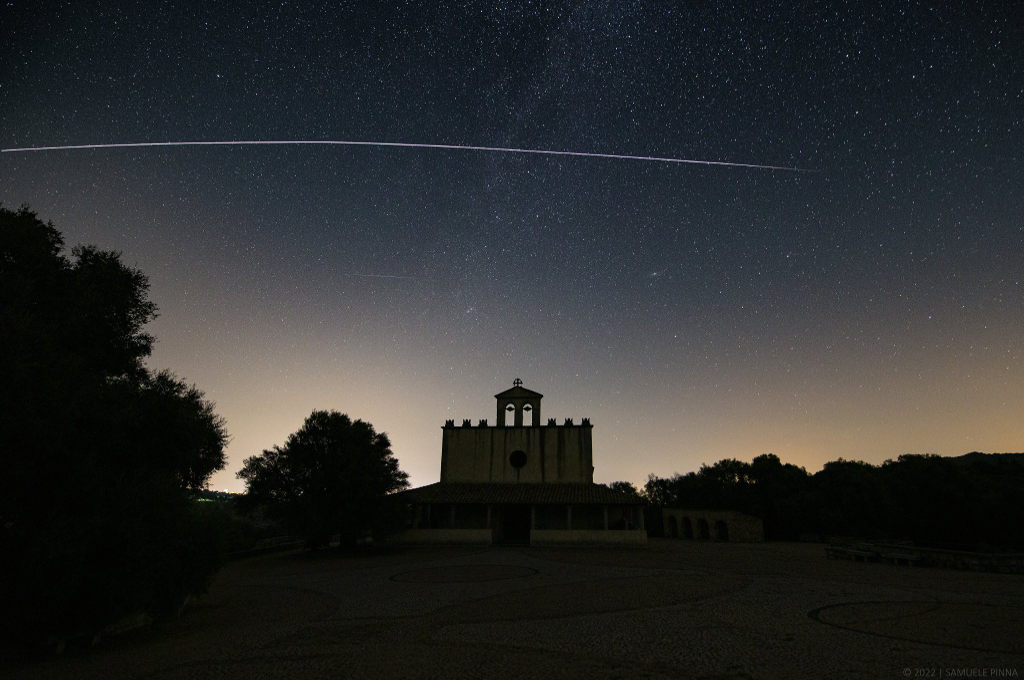 Foto notturna chiesa di San Sisinnio (Crediti: foto Samuele Pinna)